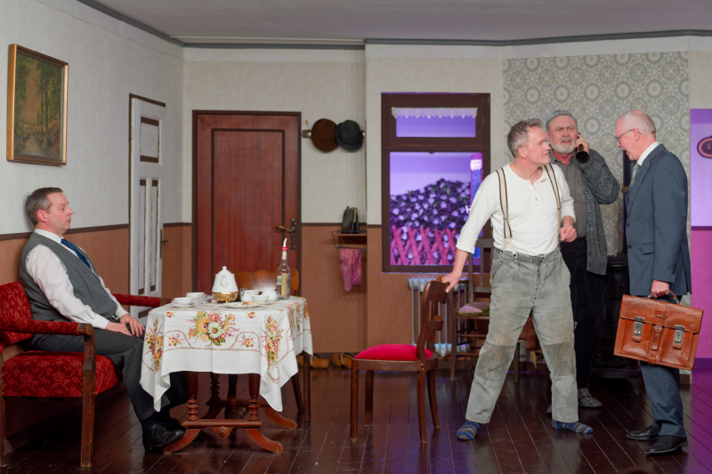 Jochen kann sich kaum auf den Beinen halten, als der Avkaat kommt