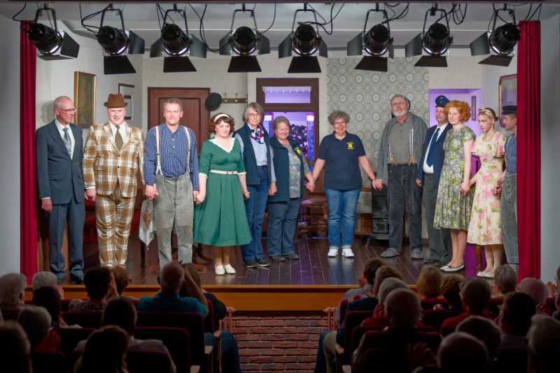 Applaus! Die Schauspieler, in der Mitte Rixte Meyer (Requisiten), Alice Köppen (Stöönpahl) und Birgit Frerichs (Regie)
