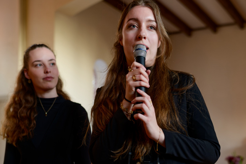 Organisieren das Poème Festival: Elena Meyer und Polina Munteanu