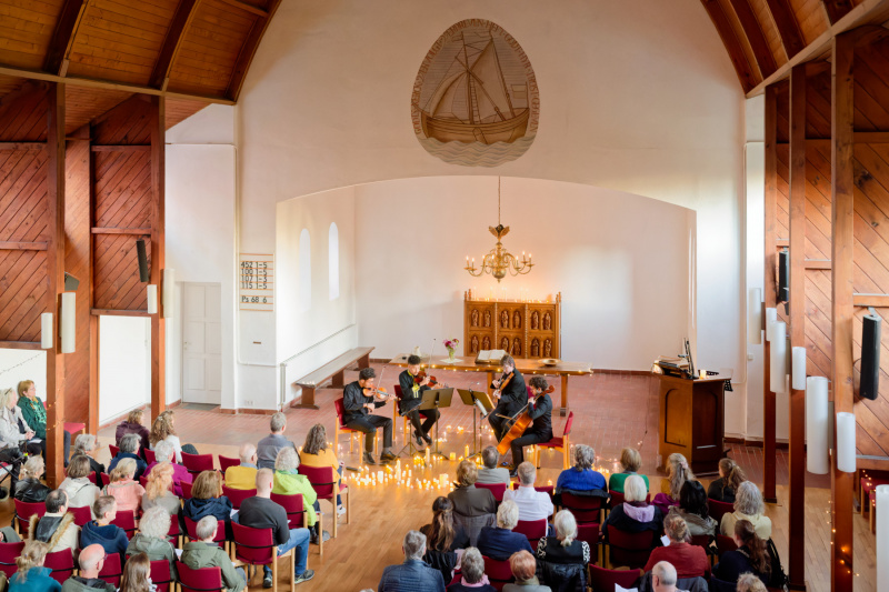 Fast alle Plätze besetzt: die Schweizer Kirche