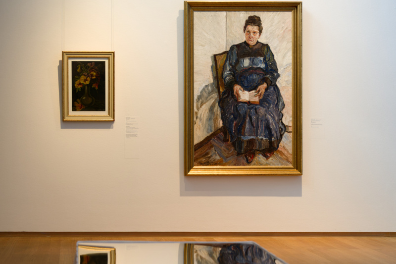 Spiegelnde Bank vor dem Porträt der Mutter von Josef Scharl