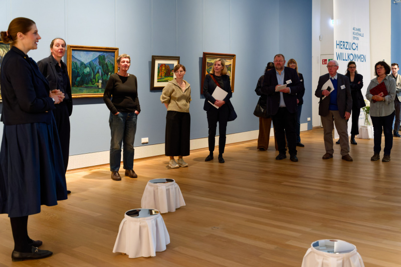 Ina Grätz und Silke Oldenburg führen die Journalisten durch die Ausstellung