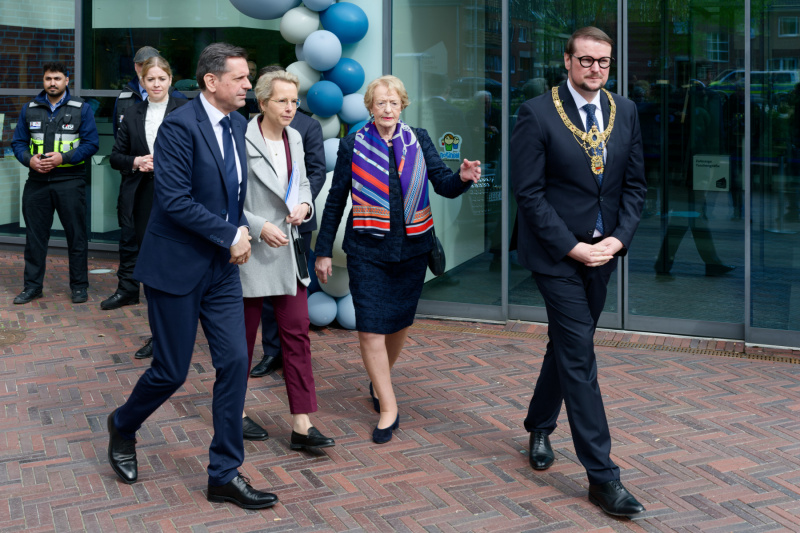 Abmarsch: Die Ankunft des Bundespräsidenten wird angekündigt