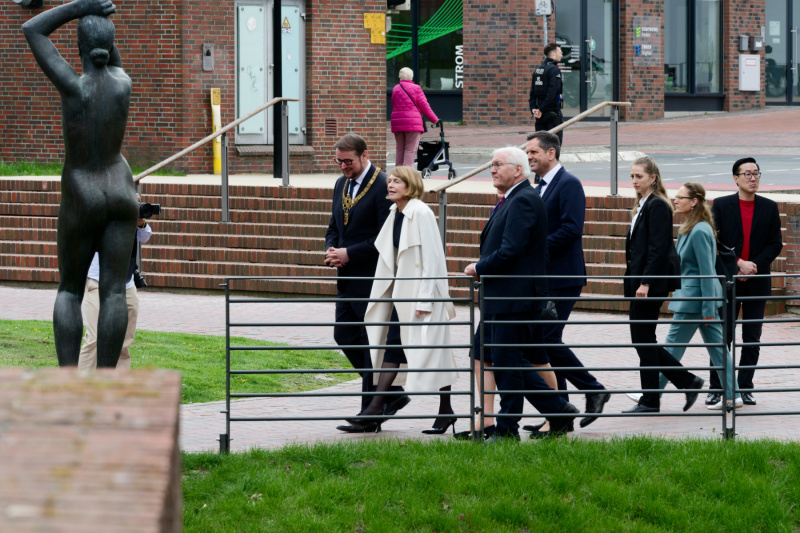 ... vorbei an der Skulptur!