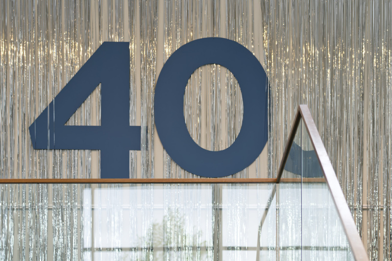 Die 40 prangt über dem Foyer