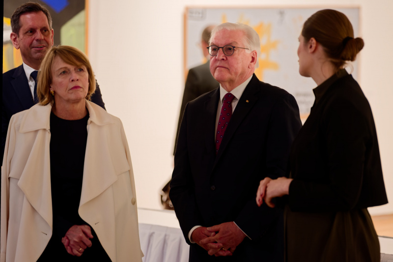 Ina Grätz erläutert die Ausstellung ...