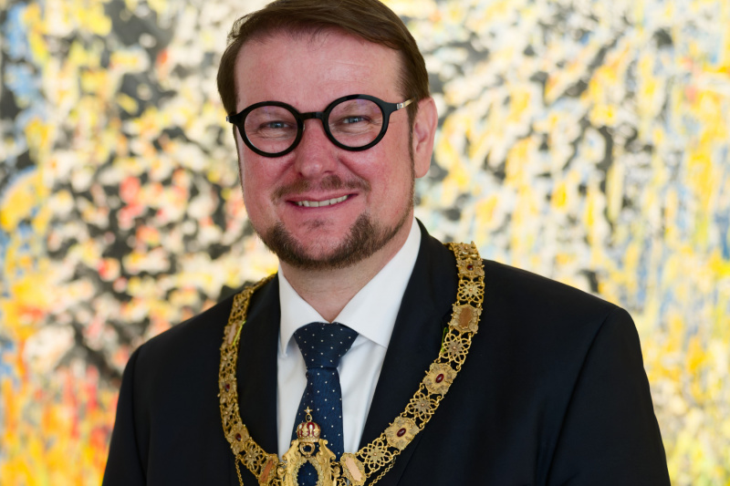 Oberbürgermeister Tim Kruithoff mit Amtskette