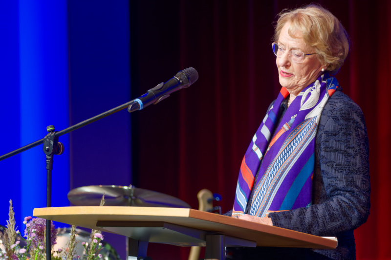 Sie begrüßt die Gäste ...