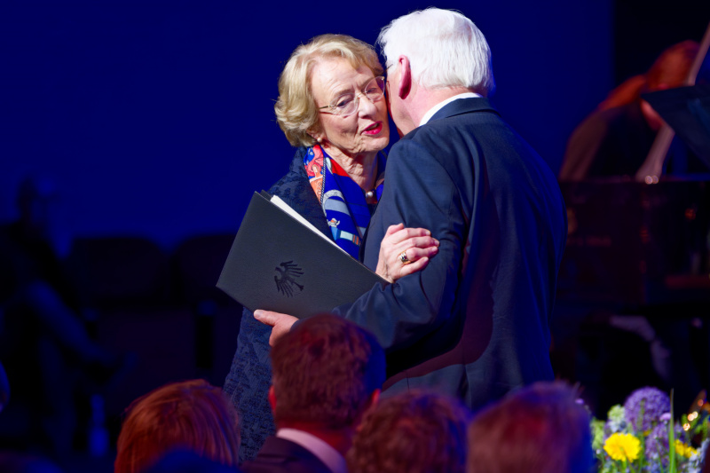 Bundespräsident Frank-Walter Steinmeier gratuliert Eske Nannen zum 40. Geburtstag der Kunsthalle Emden