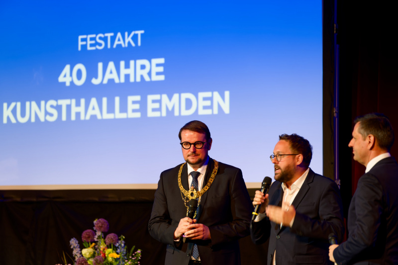 Abschließend eine kleine Talkrunde mit Oberbürgermeister Tim Kruithoff und Ministerpräsident Olaf Lies; Moderation: Journalist Paul Ronzheimer 