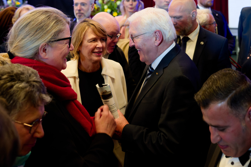 Chefredakteurin Silke Arends überreicht ein Ostfriesland Magazin