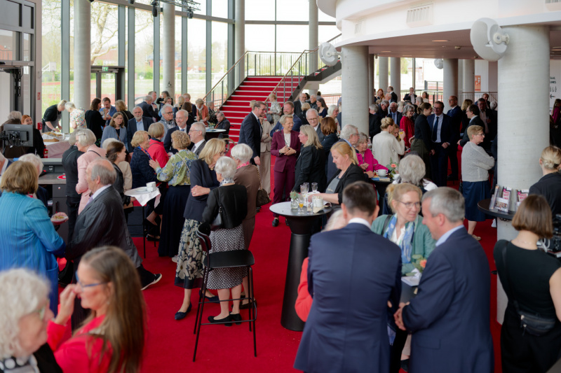 Viel los im Theaterfoyer