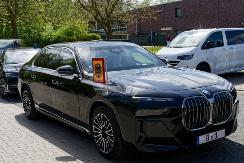 Die Präsidentenkarosse vor dm Festspielhaus am Wall