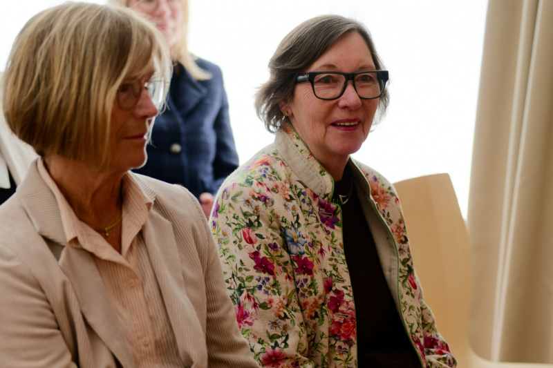 In geblümter Jacke: Ida Oelke