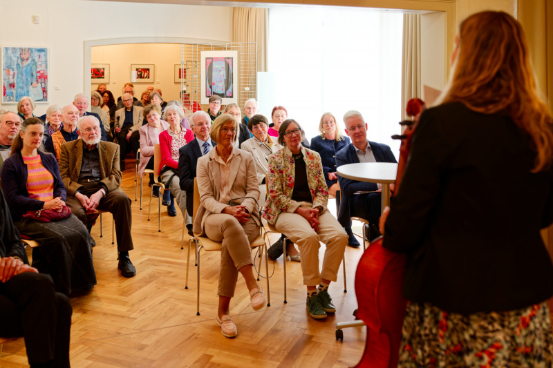Der kleine Saal ist bis auf den letzten Stuhl besetzt