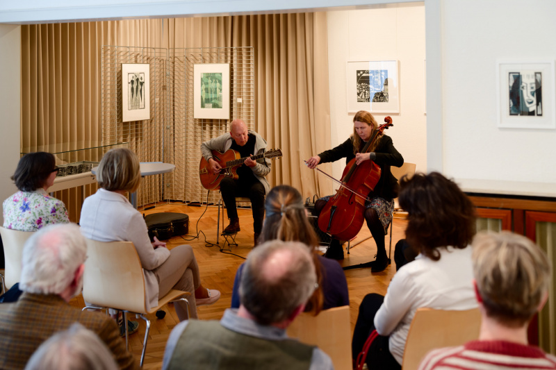 Johanna Varner (Cello) und Dick Toering (Gitarre) bieten den musikalischen Rahmen