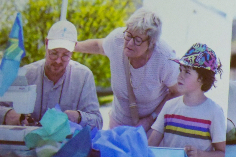 Raul Walch mit Kursteilnehmern beim Nähen von Mini-Fahnen, die später auf Miniaturmasten aufgezogen werden