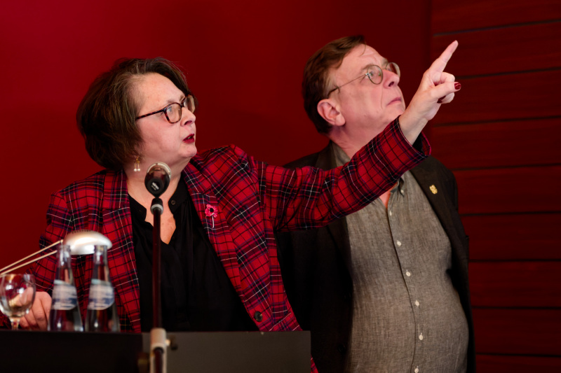 Arbeiten an den Emder Grabsteinen Dr. Regine und Dr. Andreas Ströbl
