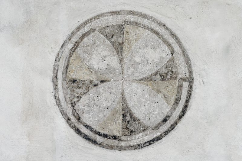 Weihekreuz aus dem 15. Jahrhundert an der Wand der Rysumer Kirche
