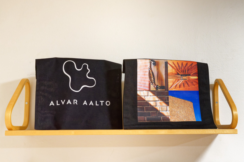 Alvar Aalto Regal; links der Umriss der Aalto-Vase