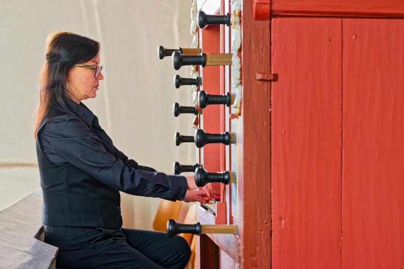 An der Orgel von Uttum: Organistin Alina Rotaru