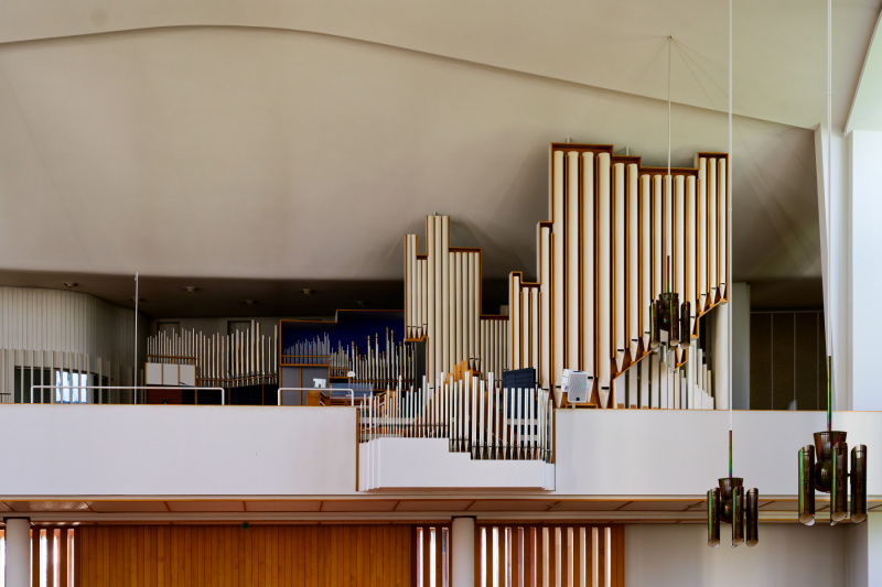 Orgel in der Lakeuden Ristin kirkko in Seinäjoki, entworfen von Alvar Aalto