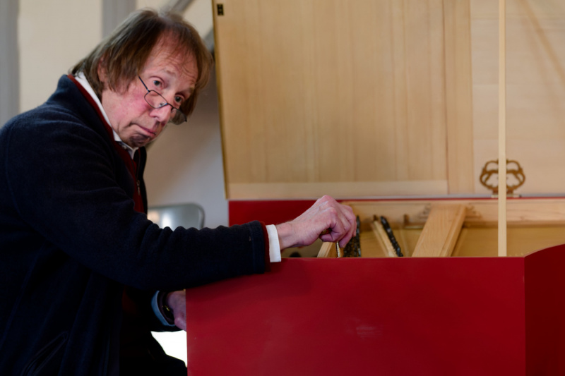 Vor dem Konzert: Reinhard Böhlen stimmt sein Cembalo