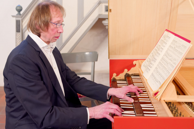 Reinhard Böhlen an seinem Cembalo