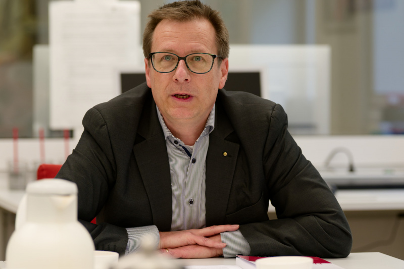 Redigierte und lektorierte gemeinsam mit Dr. Heiko Suhr das neue Emder Jahrbuch: Dr. Michael Hermann