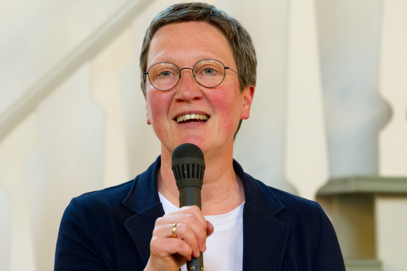 Begrüßt im Namen der Gemeinde: Pastorin Barbara Wündisch-Konz