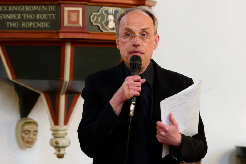 Professor Bernhard Klapprott gibt einen Überblick über das kommende Konzert