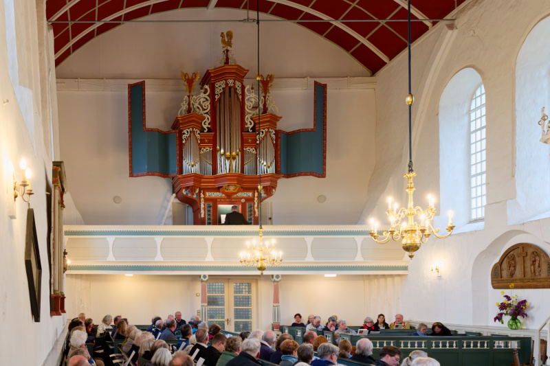 Das Orgelkonzert beginnt: Bernhard Klapprott an der Orgel
