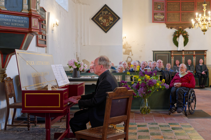 ... spielt Bernhard Klapprott unter der Kanzel das Virginal 
