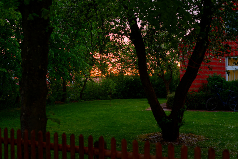 Sonnenuntergang hinter der Uttumer Kirche