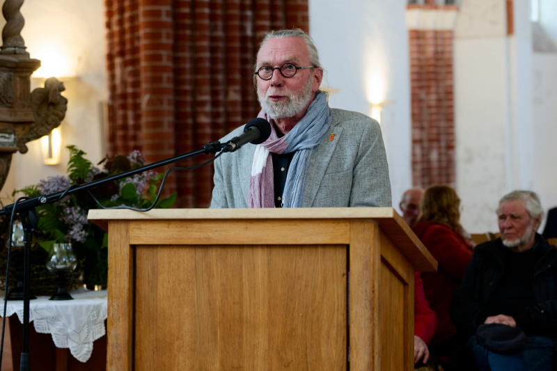 Pastor Siek Postma begrüßt den Künstler und die Gäste