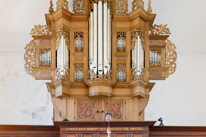Léon Berben vor der Orgel