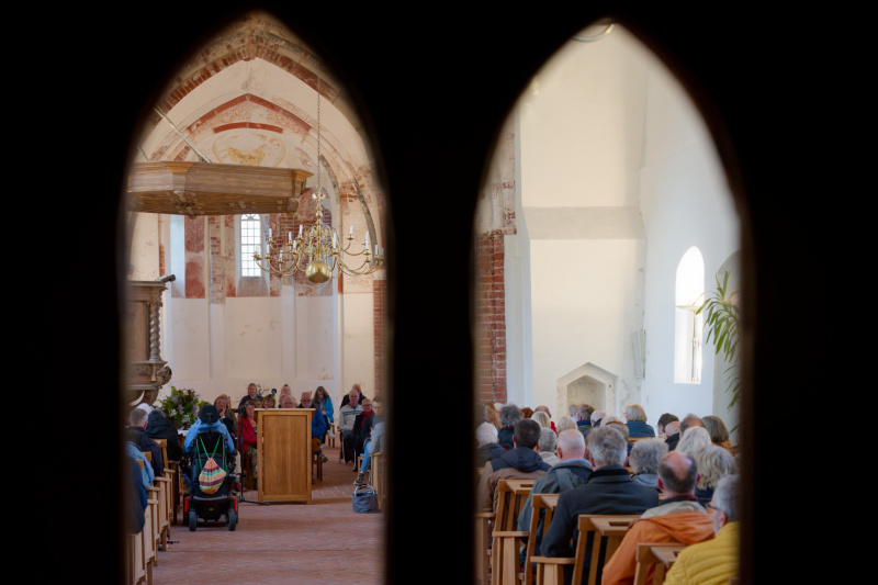 Blick durch die Fenster der Eingangstür