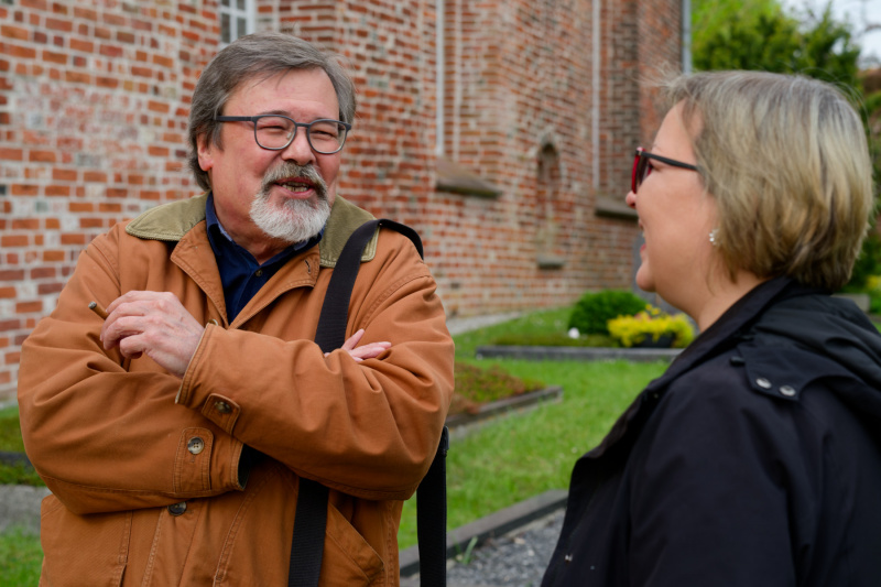 Besucher Thomas Natter unterhält sich vor dem Konzert mit Alina Rotaru