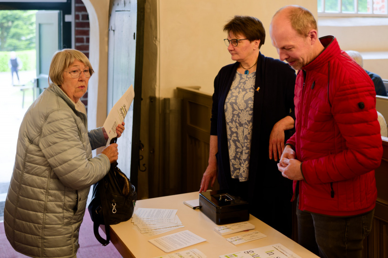 Edda Waagenar und Jan Hölzkämper an der Abendkasse