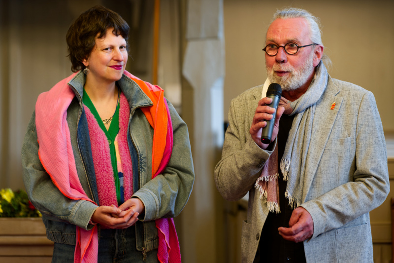 Pastorin Christina Klasink ist für die Gemeinde Westerhusen zuständig; gemeinsam mit Siek Postma begrüßt sie die Gäste