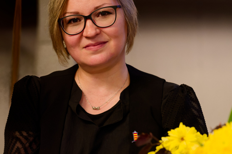 Alina Rotaru mit dem Krummhörn-Anstecker: Der Pilsumer Leuchtturm