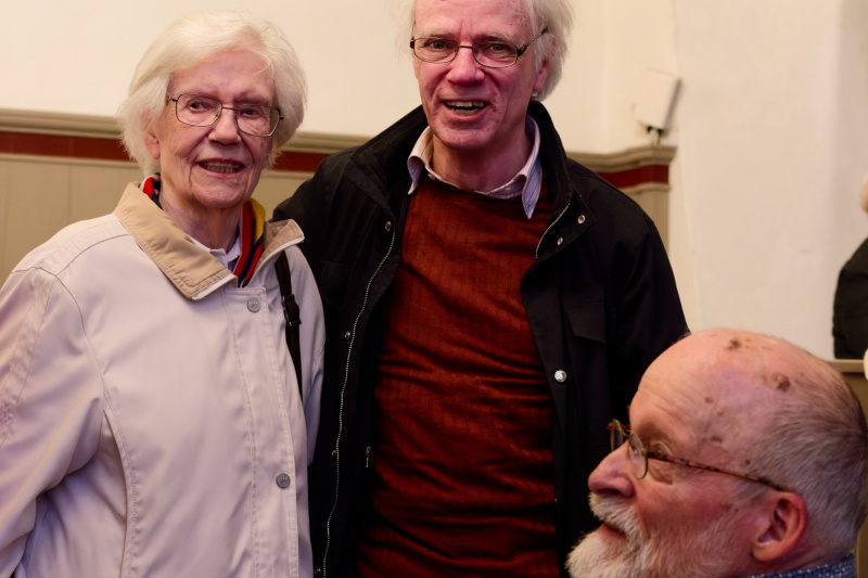 Sind Stammgäste: Dr. Ibo Ortgies (mit seiner 91-jährigen Mutter Ursula) aus Malmö und Dr. Heino Schmoll aus Tübingen; beide waren Klassenkameraden in Norden