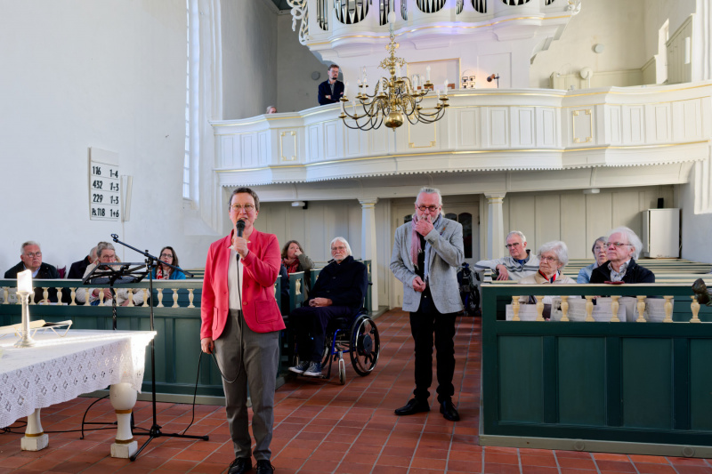 Pastorin Barbara Wündisch-Konz und Pastor Siek Postma begrüßen das Publikum und ...