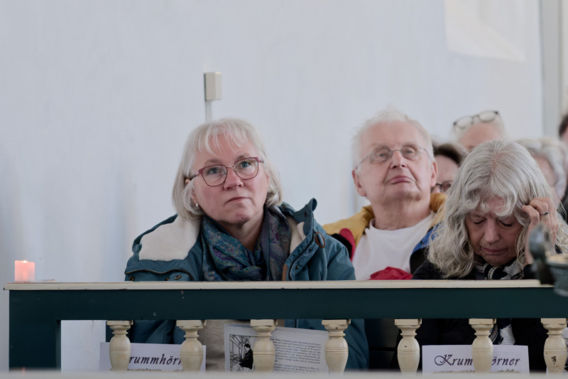 ... lauscht konzentriert, ...