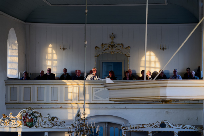 Die Empore gegenüber der Orgel ist voll besetzt