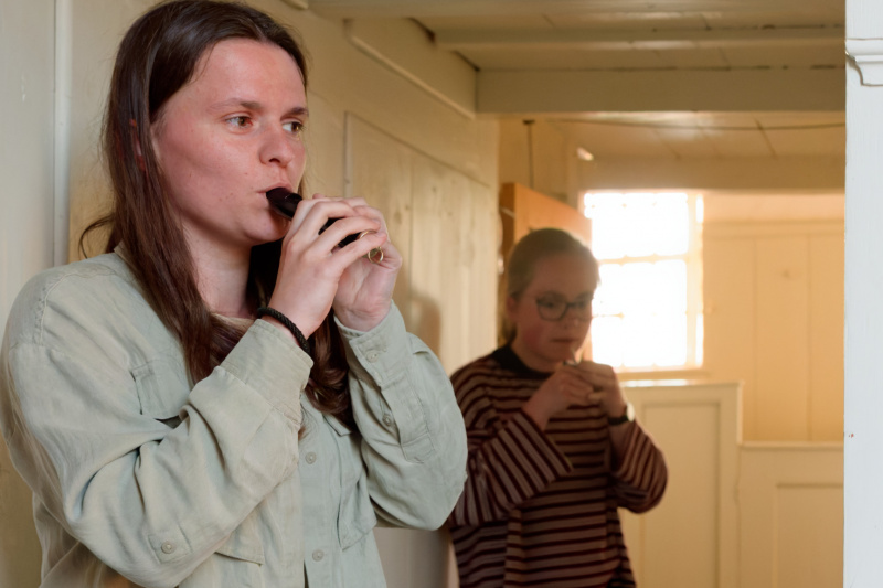 Hinter der Orgel: Der Kuckuck (Christianne) und der zwitschernde Vogel (Annemieh), beide Studentinnen von Sietze de Vries