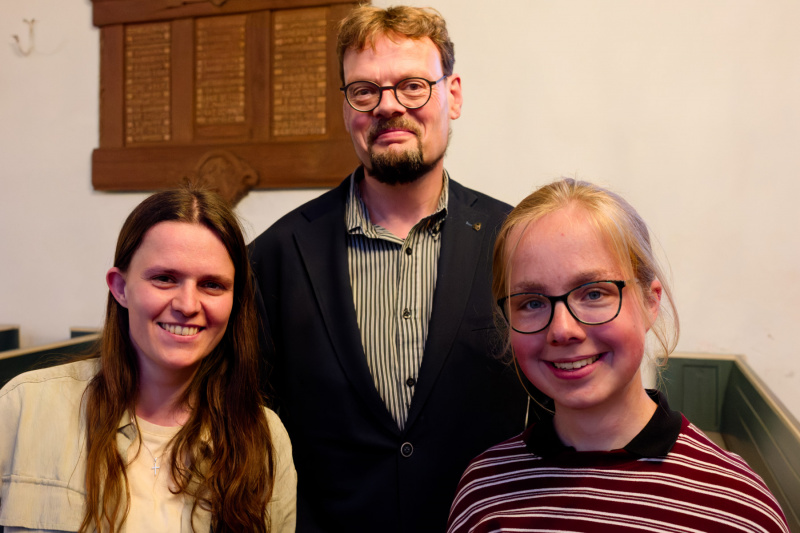 ... und Sietze de Vries mit seinen Studentinnen Christianne und Annemieh 