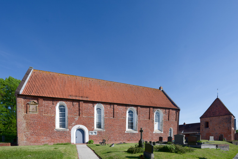 Am frühen Vormittag: Die Freepsumer Kirche unter blauem Himmel