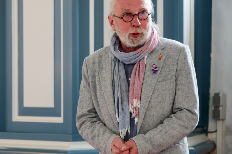 Pastor Siek Postma begrüßt Winfried Dahlke und die Besucher