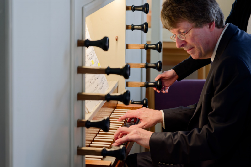 Winfried Dahlke an der Freepsumer Orgel